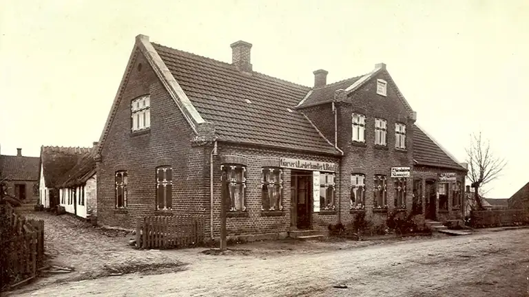 Østergade 15, Helsinge, cirka 1900. Bygningen husede en garver og læderhandel.
