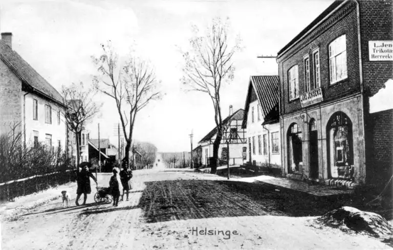 3 børn med hund og trækvogn i Østergade i Helsinge, ca. 1910