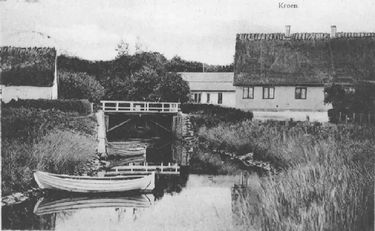  Kanalen og slusebroen i Gilleleje. Kroen ses til højre, og de klaprende sluseporte ligger på kanalskråningen, ca. 1890