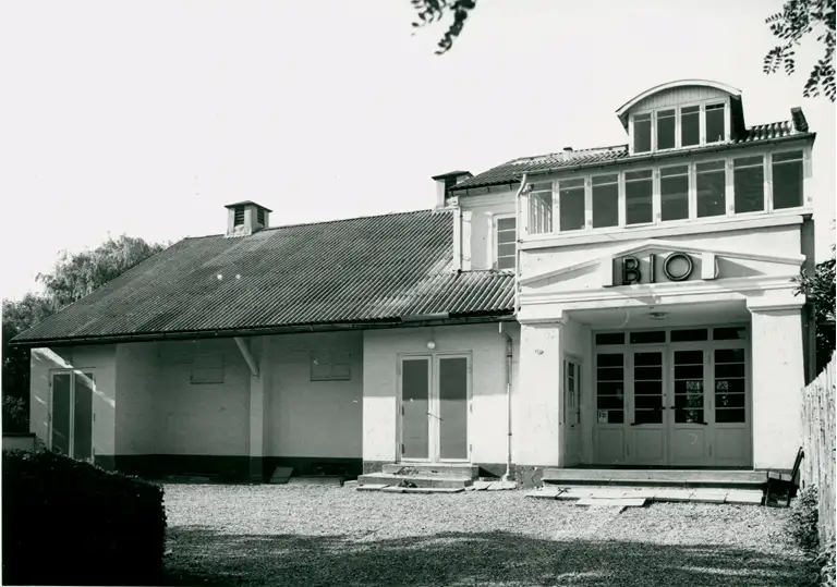 Helsinge bio udefra nærbillede: Indgangen til Helsinge Biograf, som den så ud i 1970. 