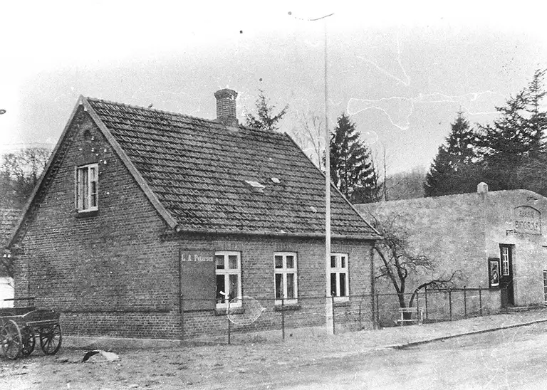 ”Flodbio” blev bygget i 1925 af Ludvig Petersen på Esrum Hovedgade 4. Billedet her er fra 1930.