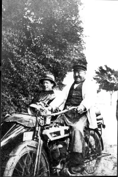 En søndagsglad købmand Niels Ludvig Larsen på motorcykel med vennen i sidevognen.