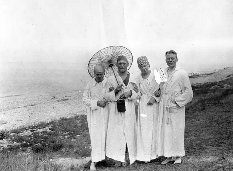 Morskab og glæde fyldte til gengæld badebyerne og strandene om sommeren. Strandgæster, Gilleleje, 1916.