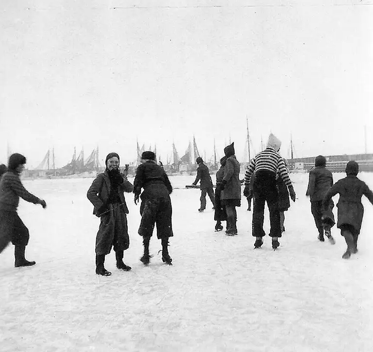 Skøjteløb, der ellers foregik på søerne inde i landet, var sjovt i Gilleleje havn, når havnen virkelig frøs til. Og det gjorde den under krigens strenge vintre. Børn på isen i Gilleleje havn, 1940.