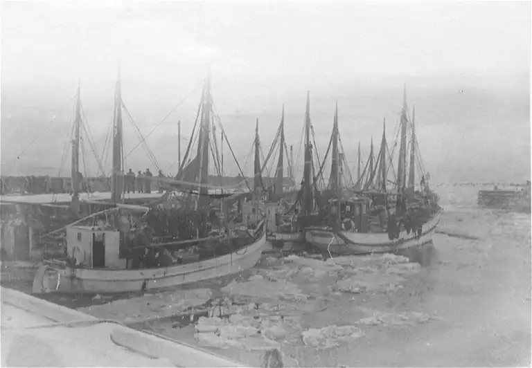 Når det var strengt, låste bådene sig fast i isen, blev ødelagt af skrueis og mand og mus frøs, mens familierne gruede for tabt fortjeneste. Både ved Nordre havnemole i grødis, 1928.