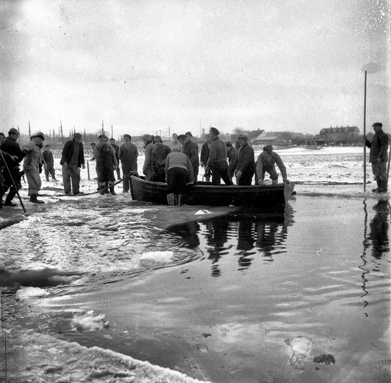 Havet giver og tager, og vinteren med dens is og sne har alle dage været forbundet med gene for fiskeriet og livet som indsats. Isbrydning i Gilleleje havn, 1940.