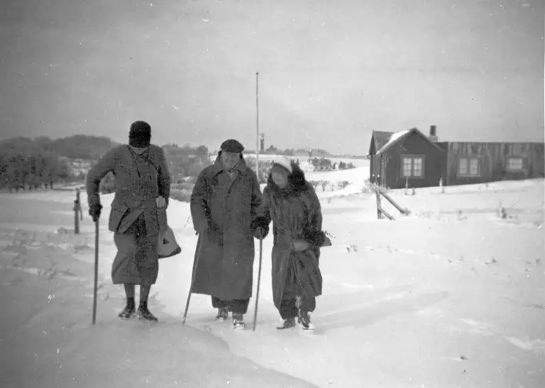 Marie og Victor med ven i vintervejr, ca. 1950