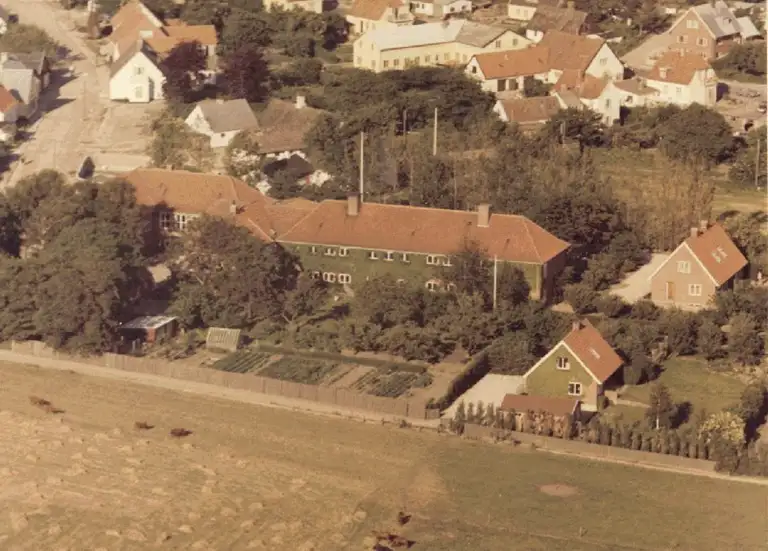 Luftfoto af Vejby med Vejby Skole i forgrunden. Luftfoto 1962 – fotograf ukendt.