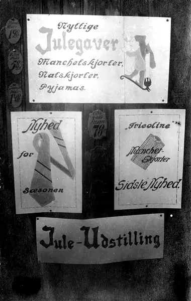 Juleudstilling i Schultz ’ Herreekviperingsforretning. Dateringen er usikker, men på arkivet gætter vi på mellem 1920 og 1940. Forretningen lå i Helsinge.