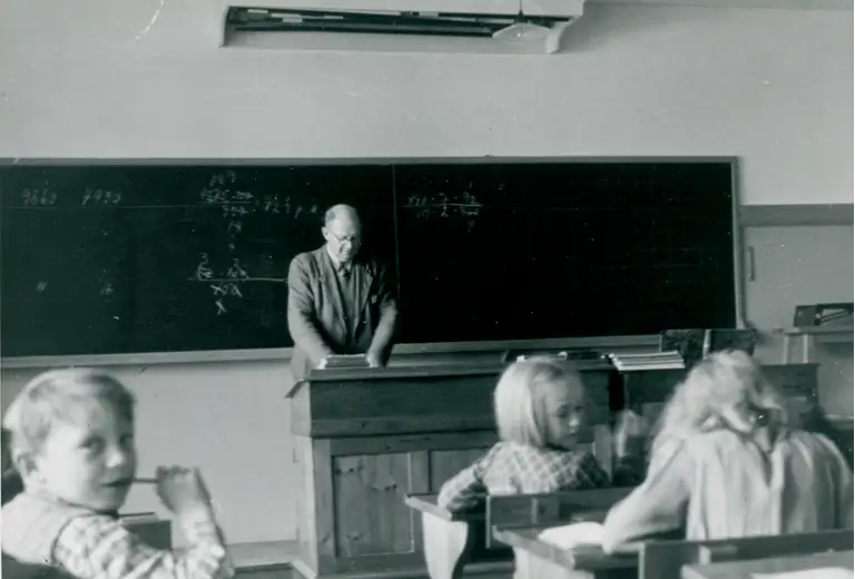Førstelærer Andreas Brøns ved tavlen, ca. 1945