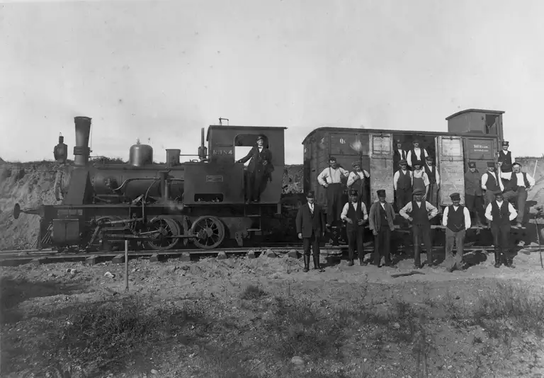 Gribskovbanens damplokomotiv og personalet, ca. 1920’erne