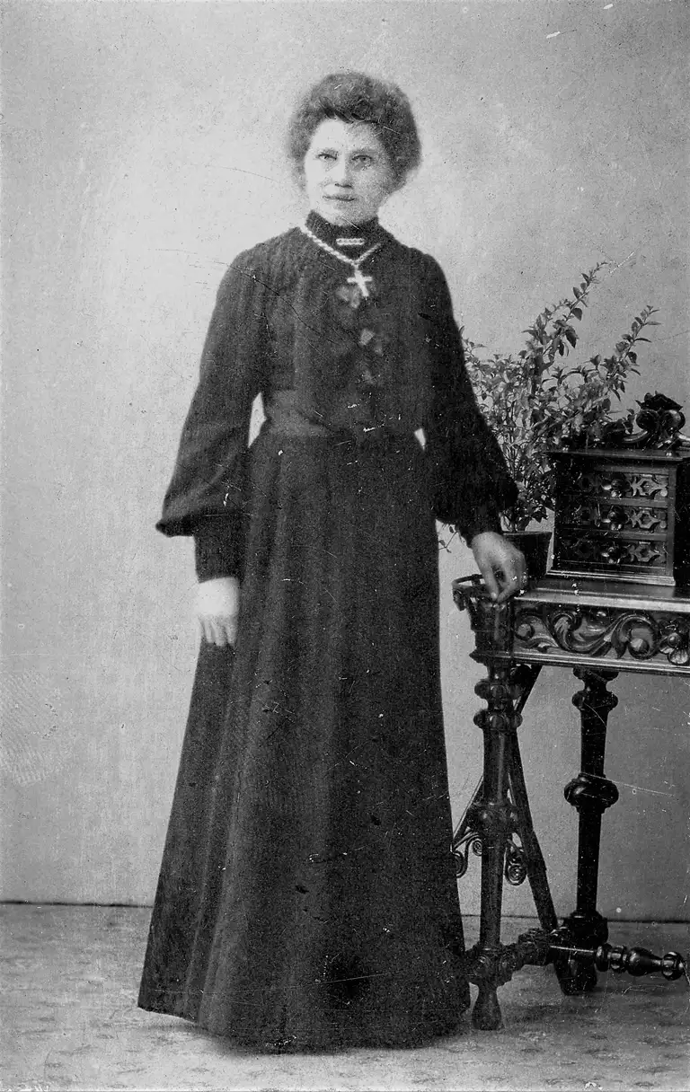 Eleonora Jensen fra Helsinge i sin sorte konfirmationskjole, 1904. Kjolen er syet i det varme, slidstærke uld med god plads til at vokse i.