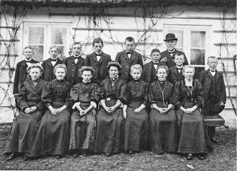 Konfirmander i Blistrup Kirke, 1909. Det er muligvis det sidste konfirmationshold, der skulle bestå kundskabsprøven for at blive konfirmeret, da prøven blev afskaffet samme år.