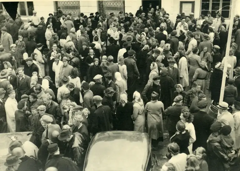 Søndag den 6. maj 1945 var mange mennesker samlet på gaden i Gilleleje