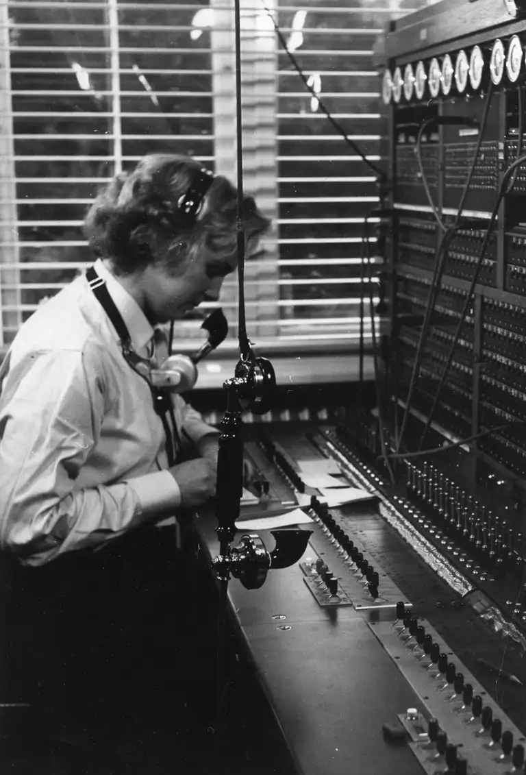 Telefonistinden Mona ved omstillingsbordet, 1958. Foto: Bent Willemoes 