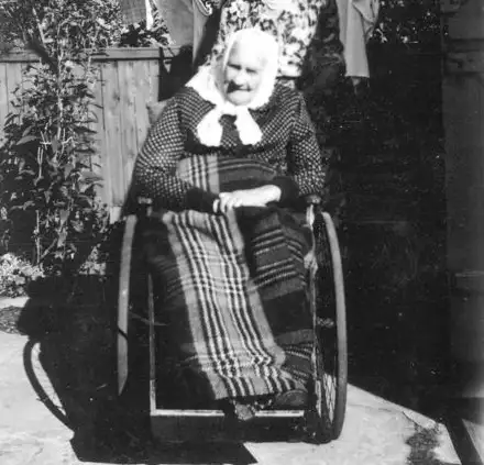 Olivia Friberg fra Gilleleje i sin kørestol, ca. 1950