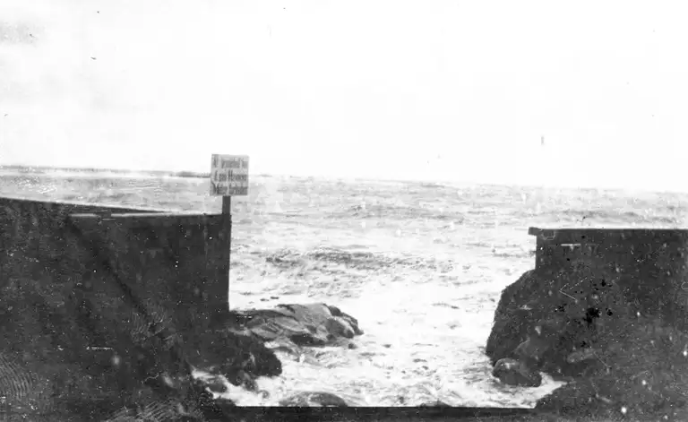 Gilleleje Havn, Vestmolen. På billedet ses den skade, som molen fik under stormen i 1921.